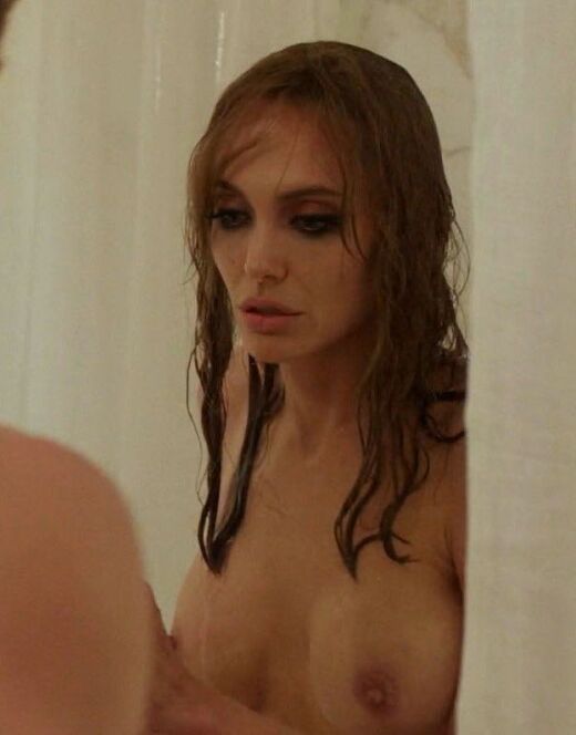 Голая Анджелина Джоли в постельных сценах из кино (грудь и попа)