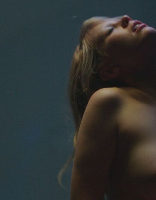Засвет груди Мии Гот из фильма «Бесконечный бассейн»