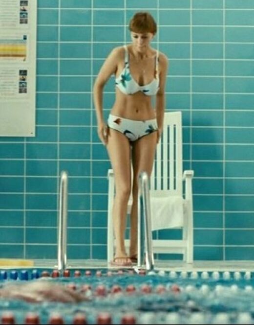 Нелли Уварова в купальнике на кадрах из фильма «Я Люблю Тебя»