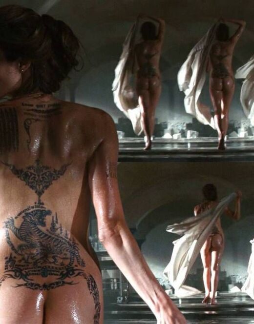 Голая Анджелина Джоли в постельных сценах из кино (грудь и попа)