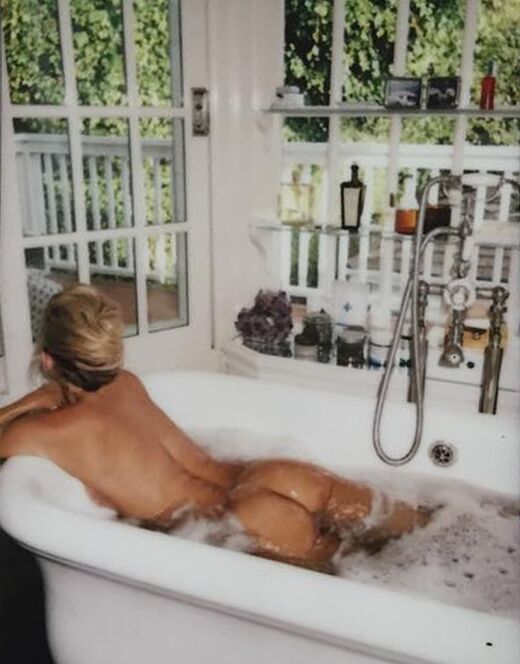 Голая Кейт Хадсон на горячих фото (грудь, попа)