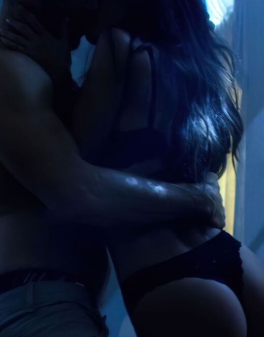 Эротическая сцена с Адриа Архона из фильма «Призрачная шестерка»