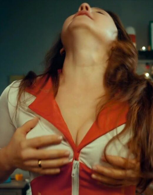 Горячие кадры Валентины Рубцовой в нижнем белье из сериала «СашаТаня»