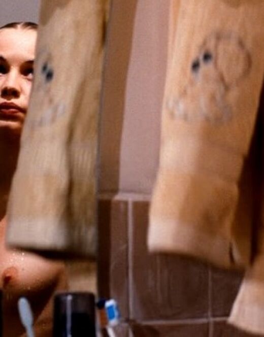 Обнаженная грудь Светланы Устиновой на кадрах из фильма «На краю стою»