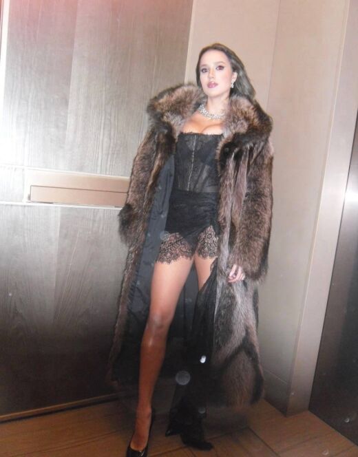 Горячие фото Алины Загитовой в прозрачном кружевном платье