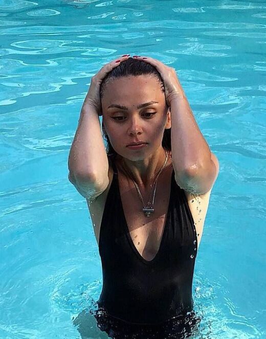 Катрин Асси в купальнике