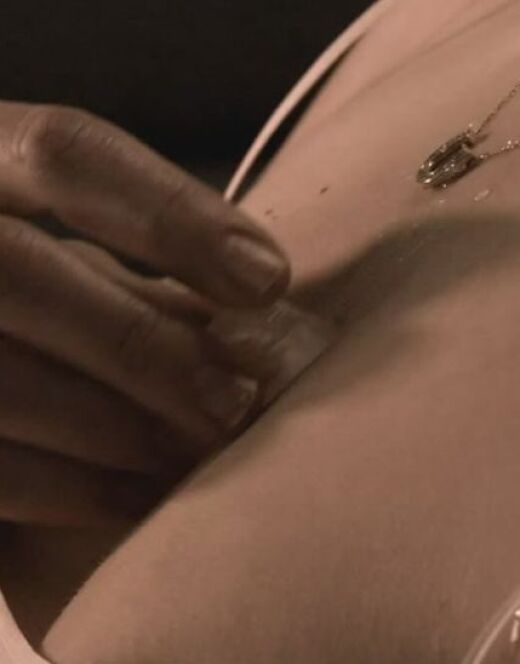 Эротические кадры Лорен Джерман из фильма «Территория тьмы» (грудь)