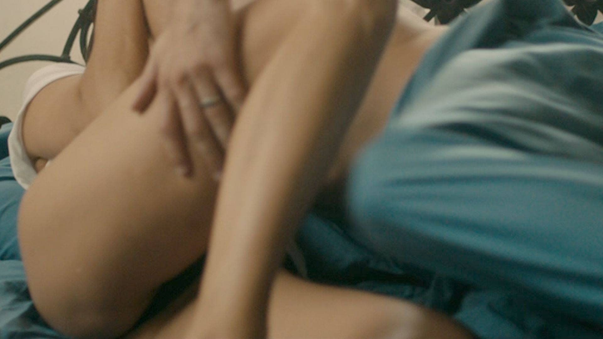 Эротические кадры с Ниной Добрев в нижнем белье из кино.