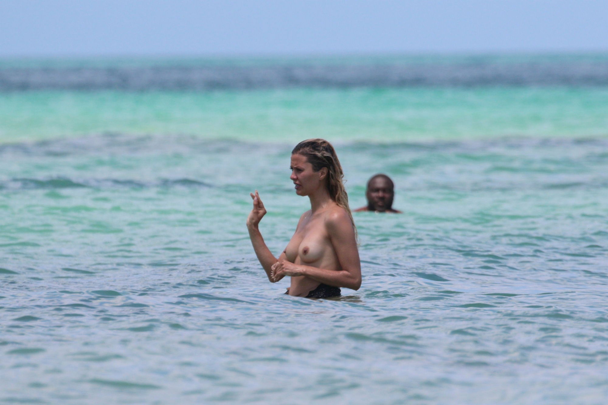 Голая Виктория Боня на пляже Майами (засветы) .