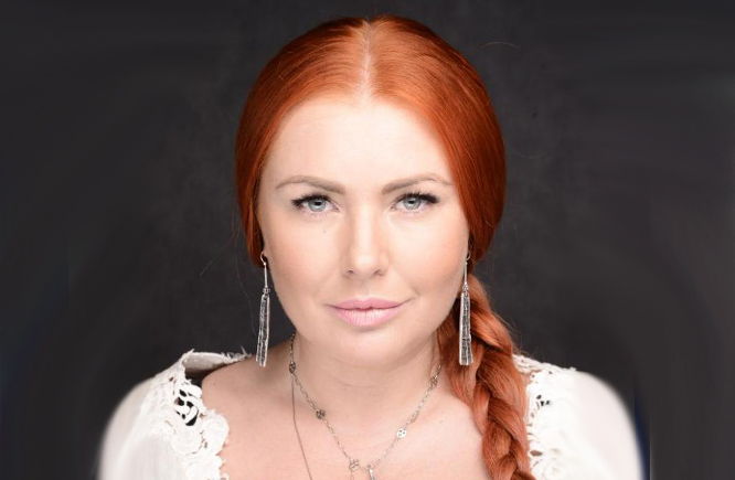 Янина Бугрова (пышногрудая актриса)